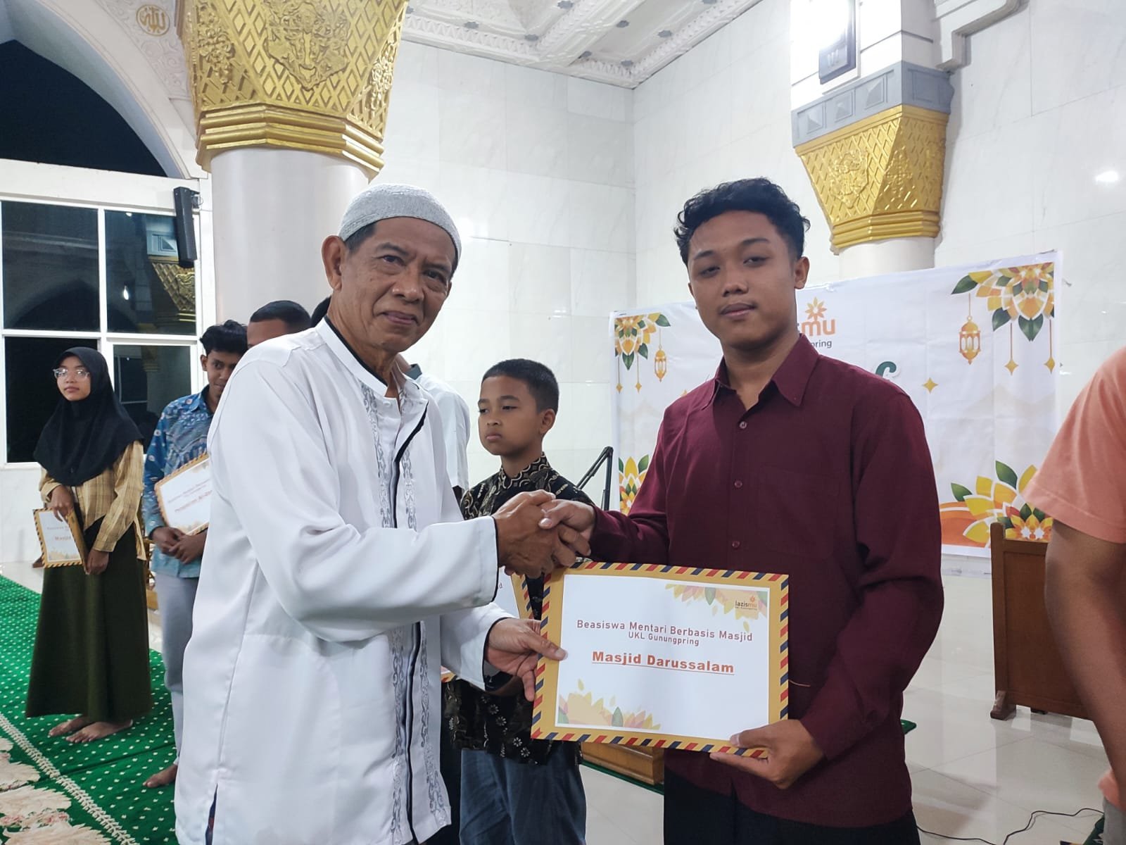 Cetak Kader Penggerak Tempat Ibadah, Lazismu Gunungpring Salurkan Beasiswa Mentari Berbasis Masjid